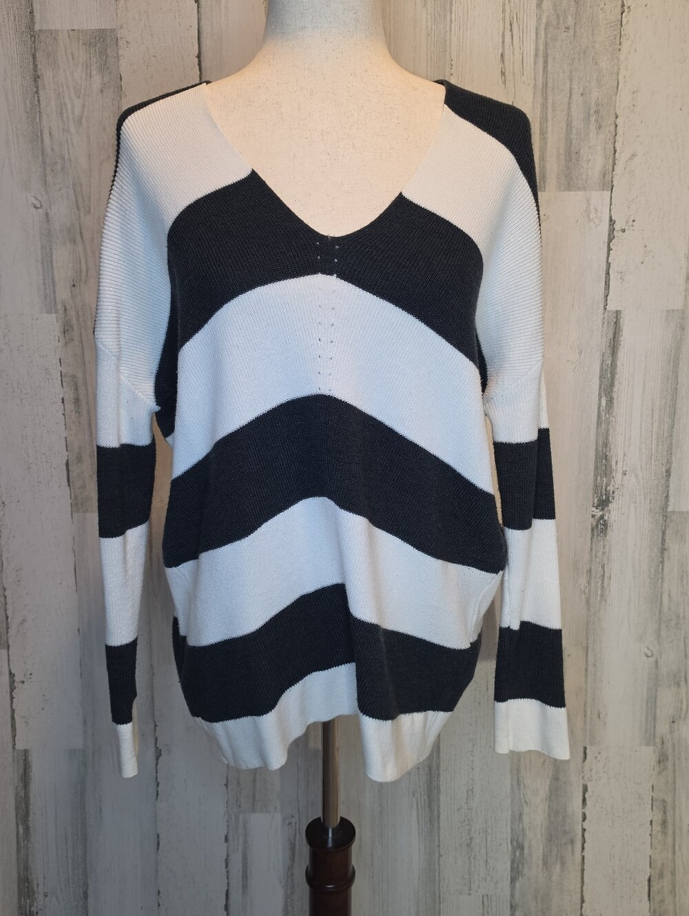 Reborn J Women’s Medium Navy Blue White Striped V-Neck Oversized Knit Sweater